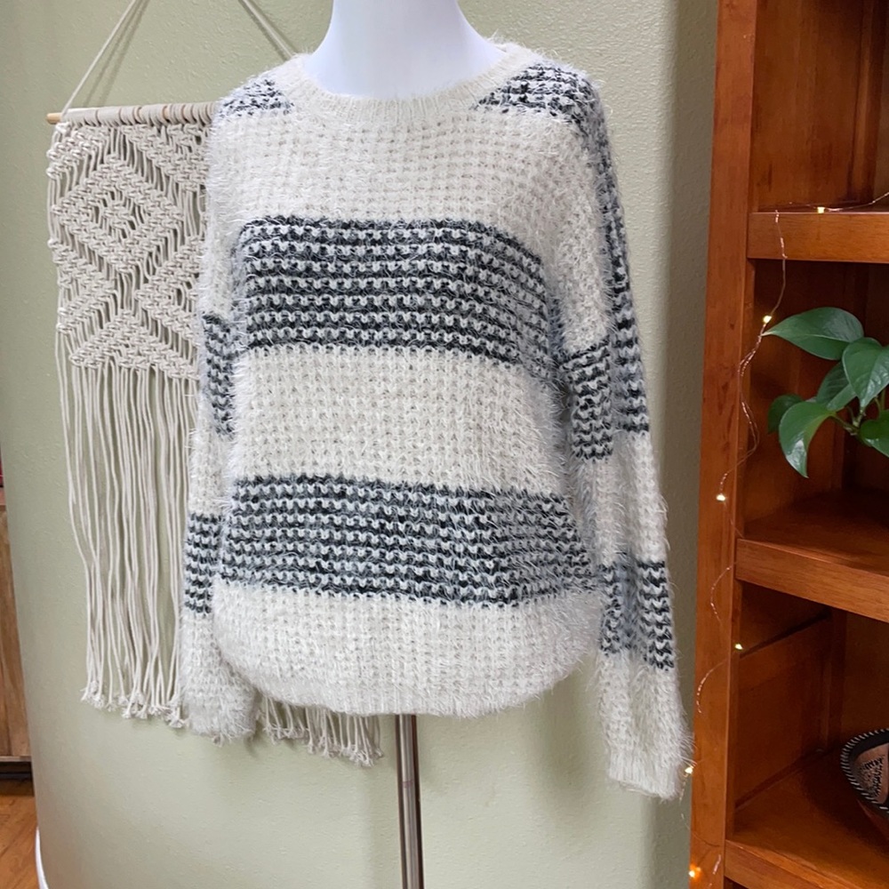 Forever 21 black and white eyelash crew neck sweater SZ M